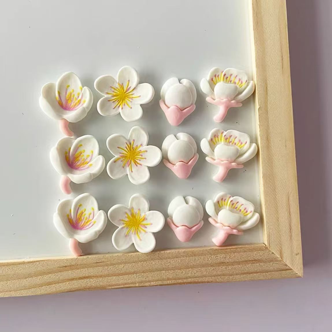 Flower-shaped refrigerator magnets, magnetic stickers, for holding photos and leaving messages.