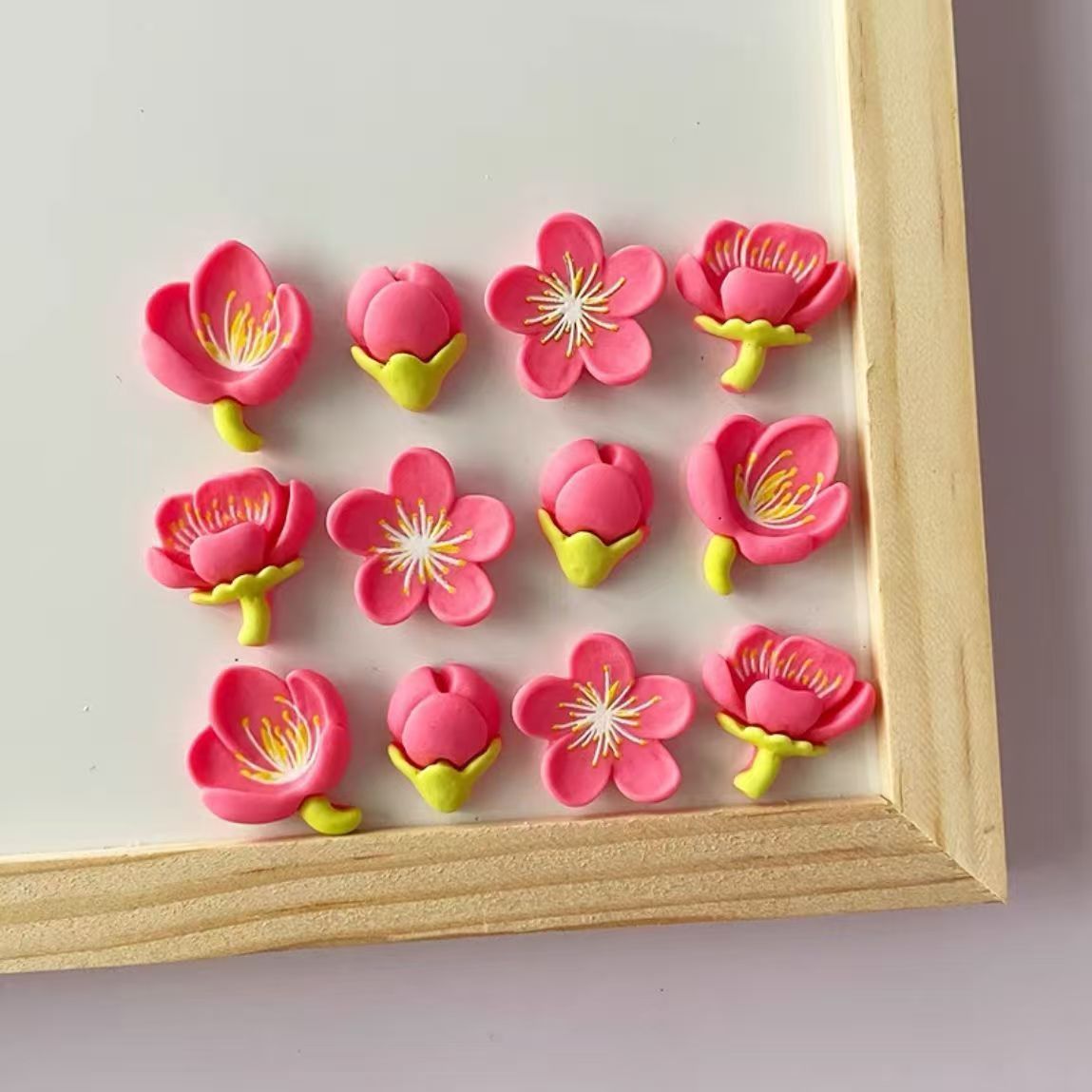 Flower-shaped refrigerator magnets, magnetic stickers, for holding photos and leaving messages.