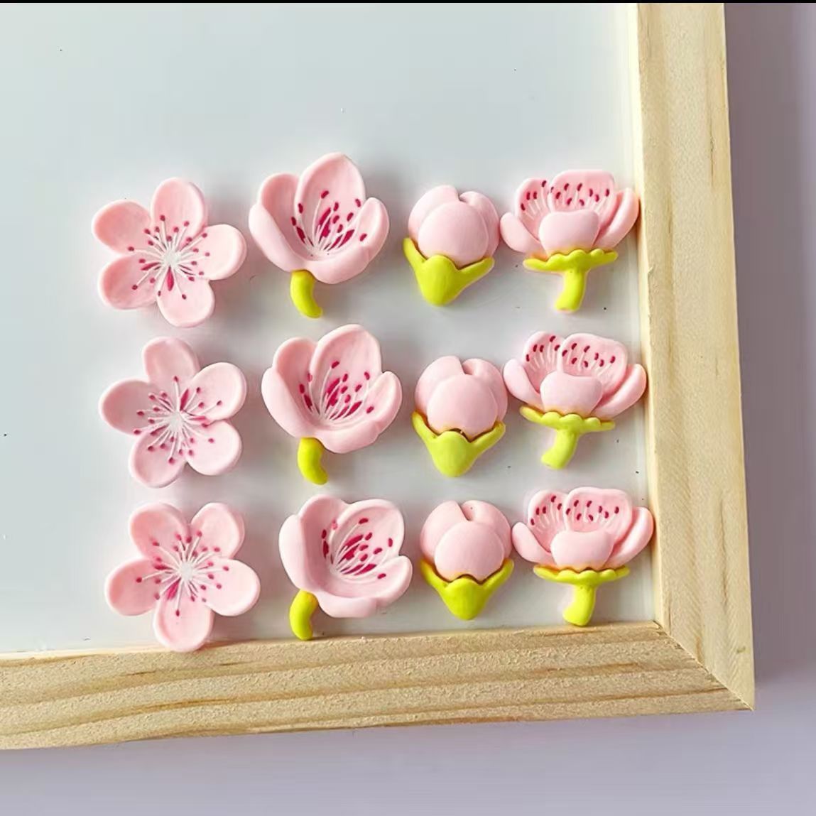 Flower-shaped refrigerator magnets, magnetic stickers, for holding photos and leaving messages.