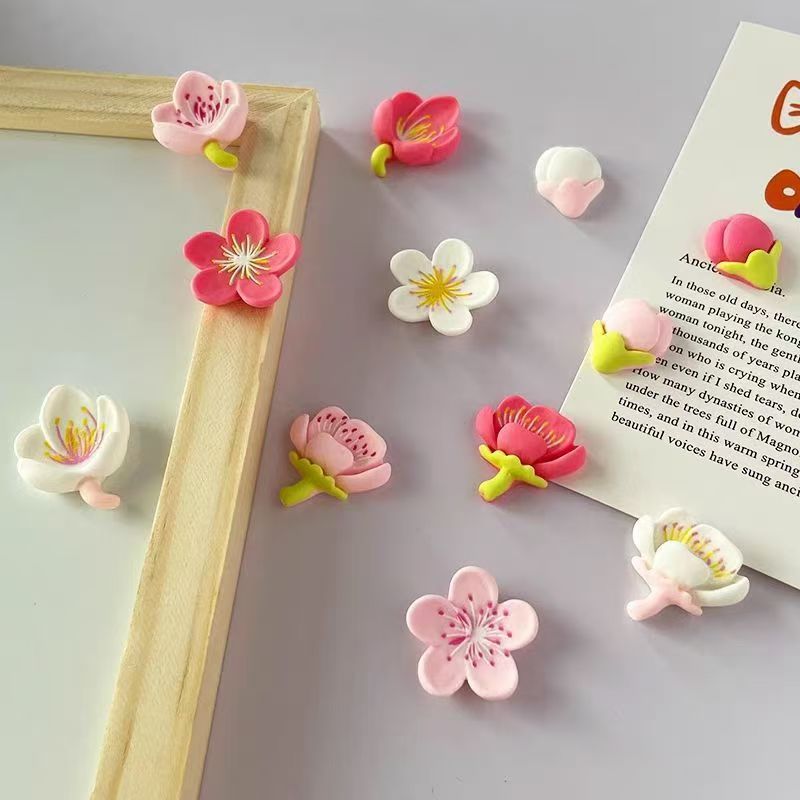 Flower-shaped refrigerator magnets, magnetic stickers, for holding photos and leaving messages.