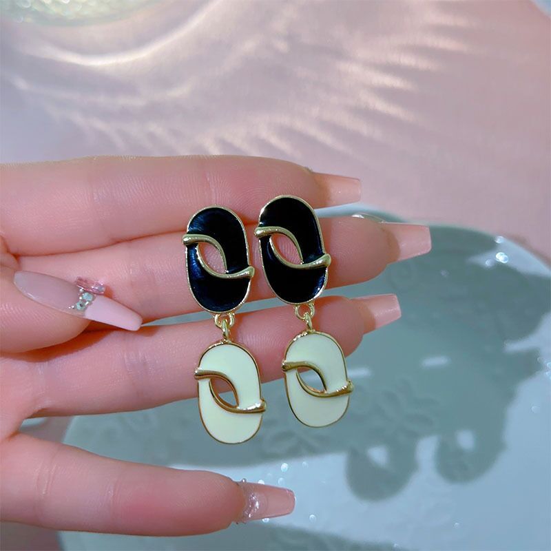 E13,925 Silver Needle Earrings D