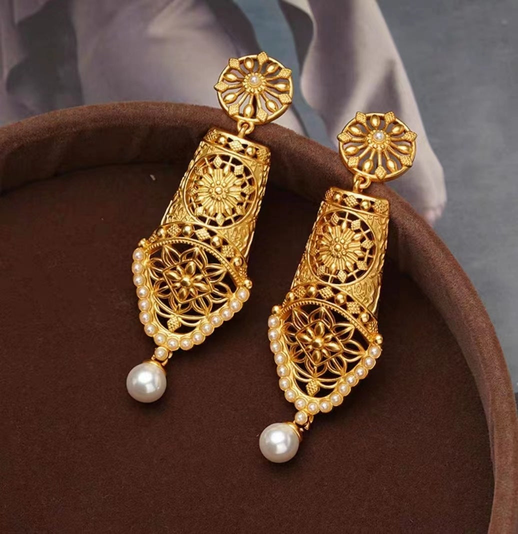 Gold flower earrings, fashionable commuting, versatile, stud earrings, light luxury earrings.