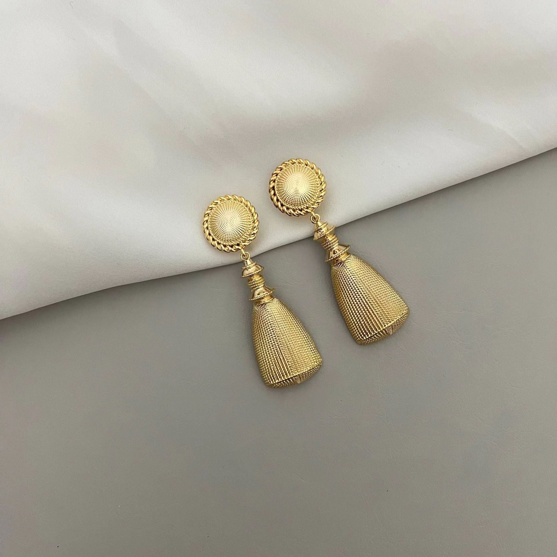 Gold flower earrings, fashionable commuting, versatile, stud earrings, light luxury earrings.