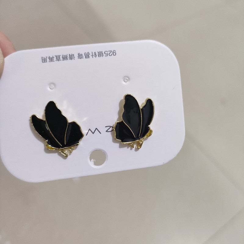 E15,925 Silver Needle Earrings  A