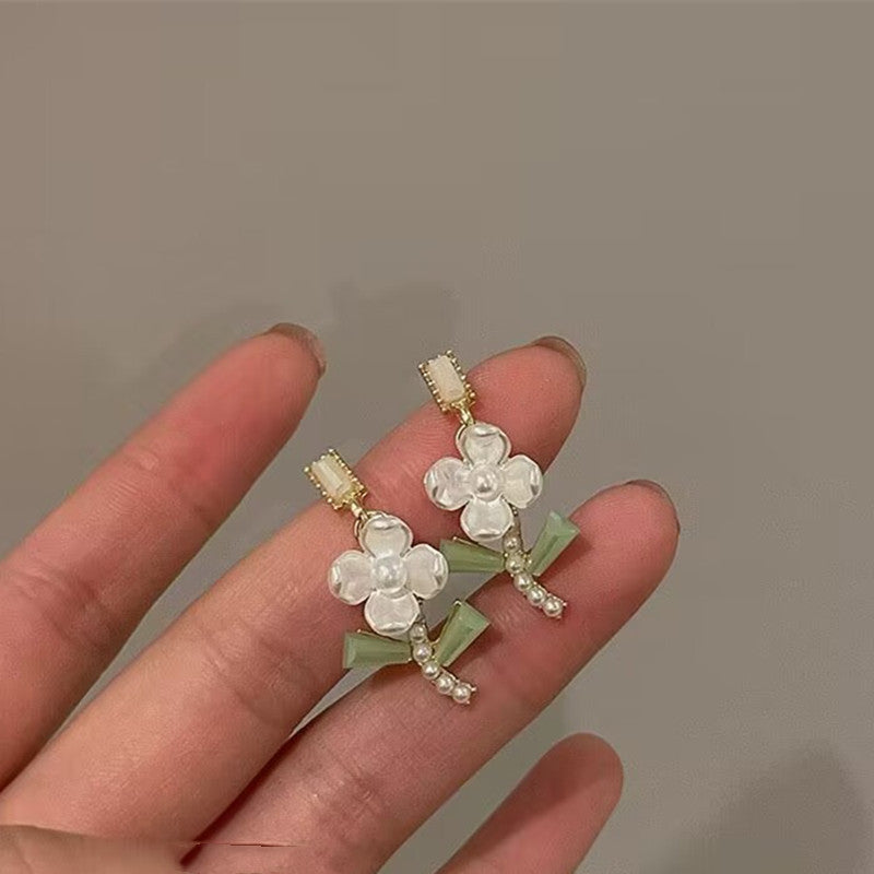 E13,925 Silver Needle Earrings D