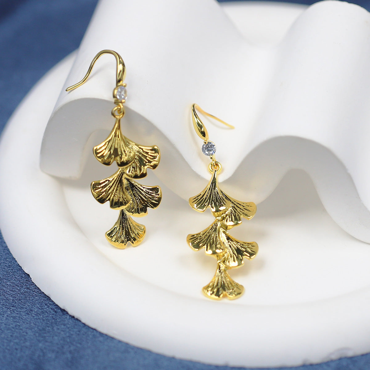 Gold flower earrings, fashionable commuting, versatile, stud earrings, light luxury earrings.