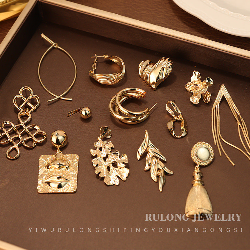 Gold flower earrings, fashionable commuting, versatile, stud earrings, light luxury earrings.