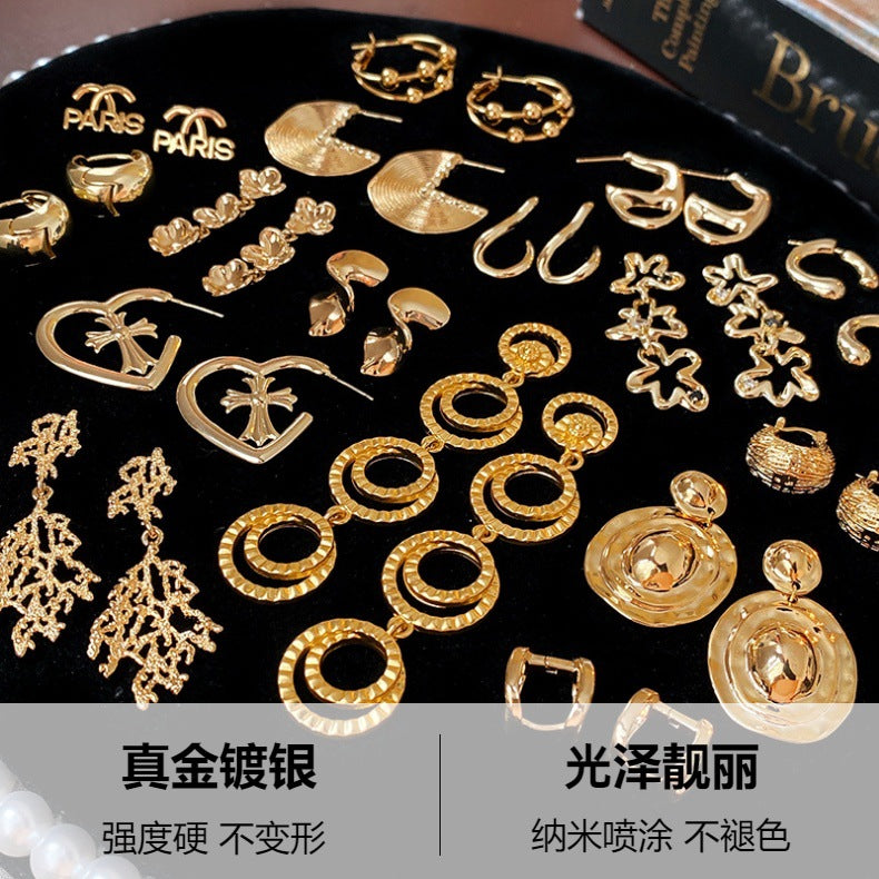 Gold flower earrings, fashionable commuting, versatile, stud earrings, light luxury earrings.