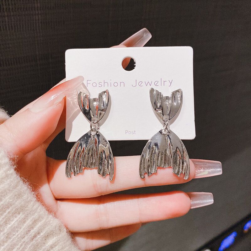E13,925 Silver Needle Earrings D
