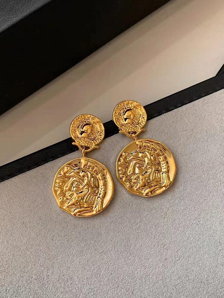 Gold flower earrings, fashionable commuting, versatile, stud earrings, light luxury earrings.