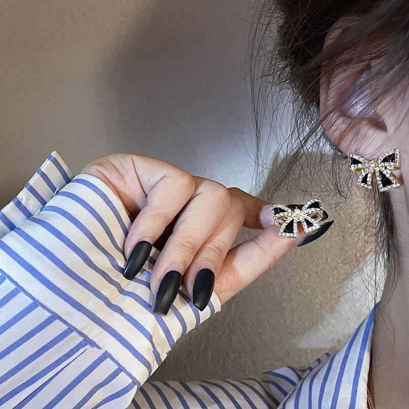 E13,925 Silver Needle Earrings D