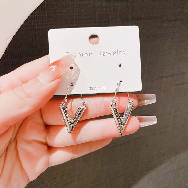 E12,925 Silver Needle Geometric Pearl Earrings G