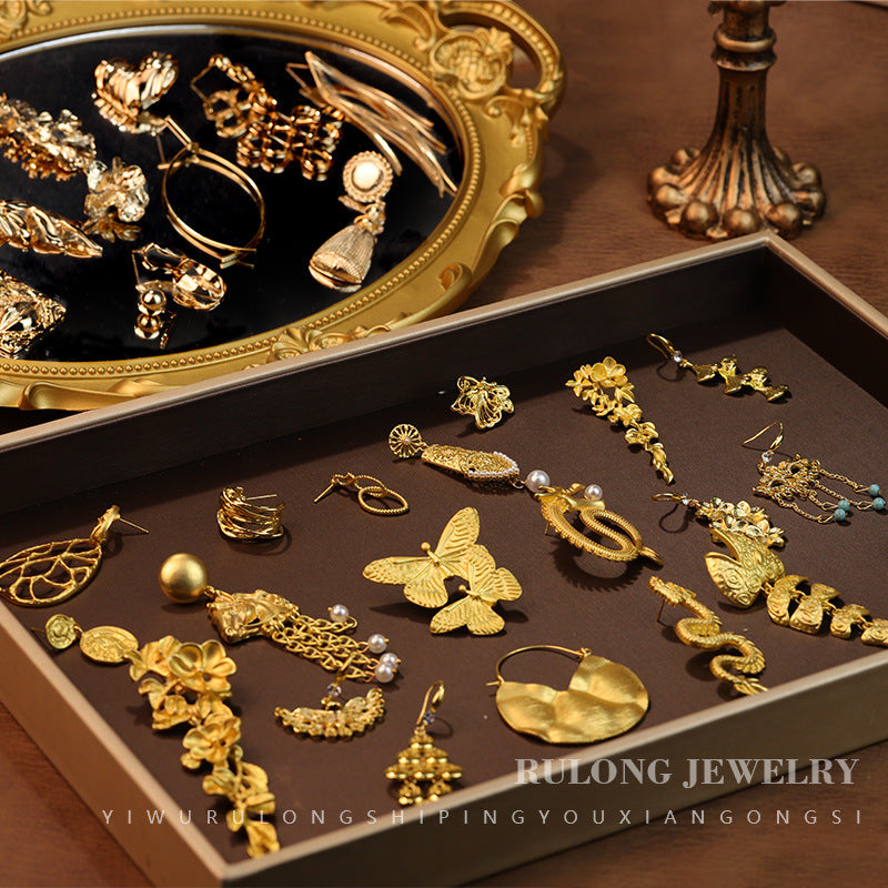 Gold flower earrings, fashionable commuting, versatile, stud earrings, light luxury earrings.