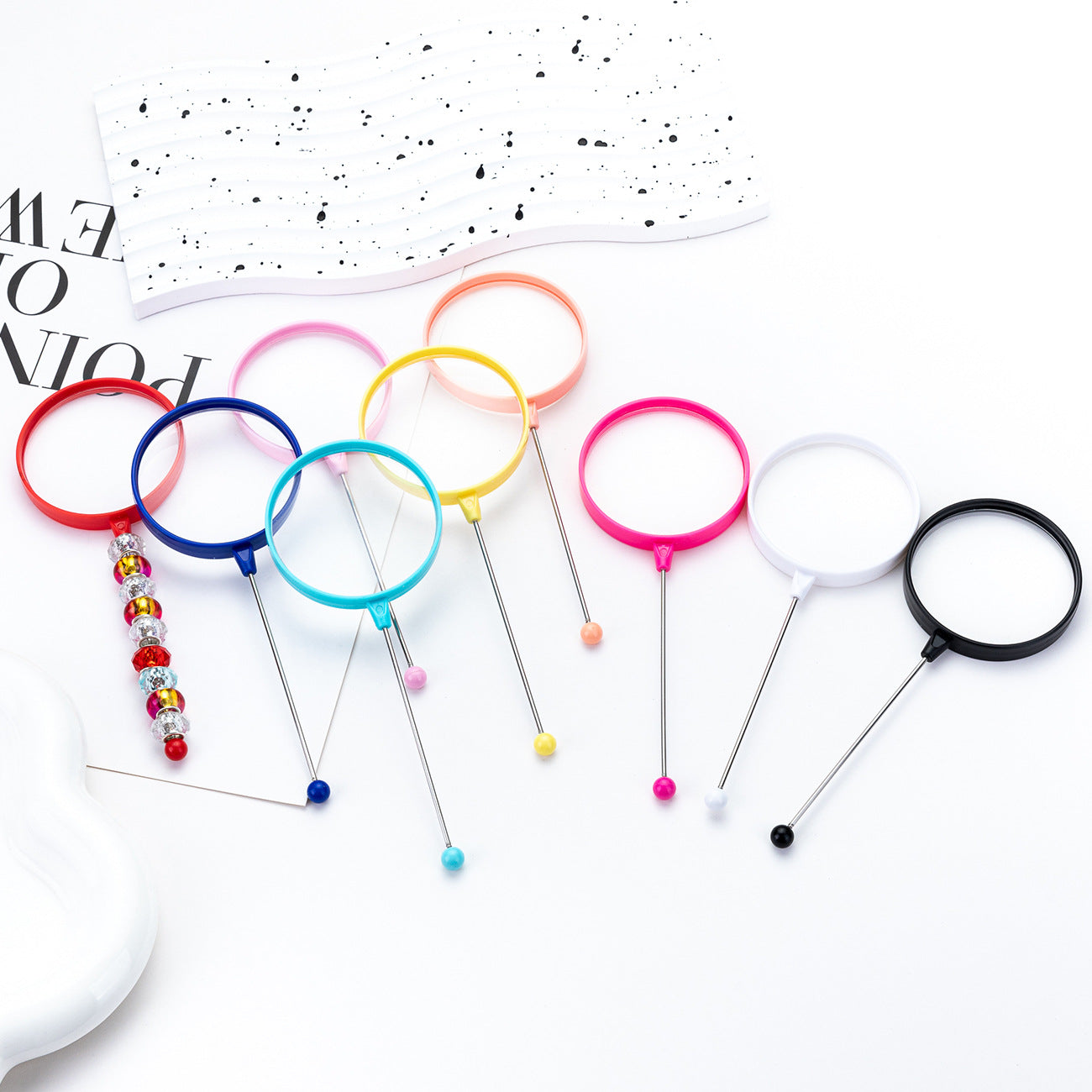 Reading hand-held magnifying glass, reading newspaper reader, expanding mirror creative DIY beaded magnifying glass