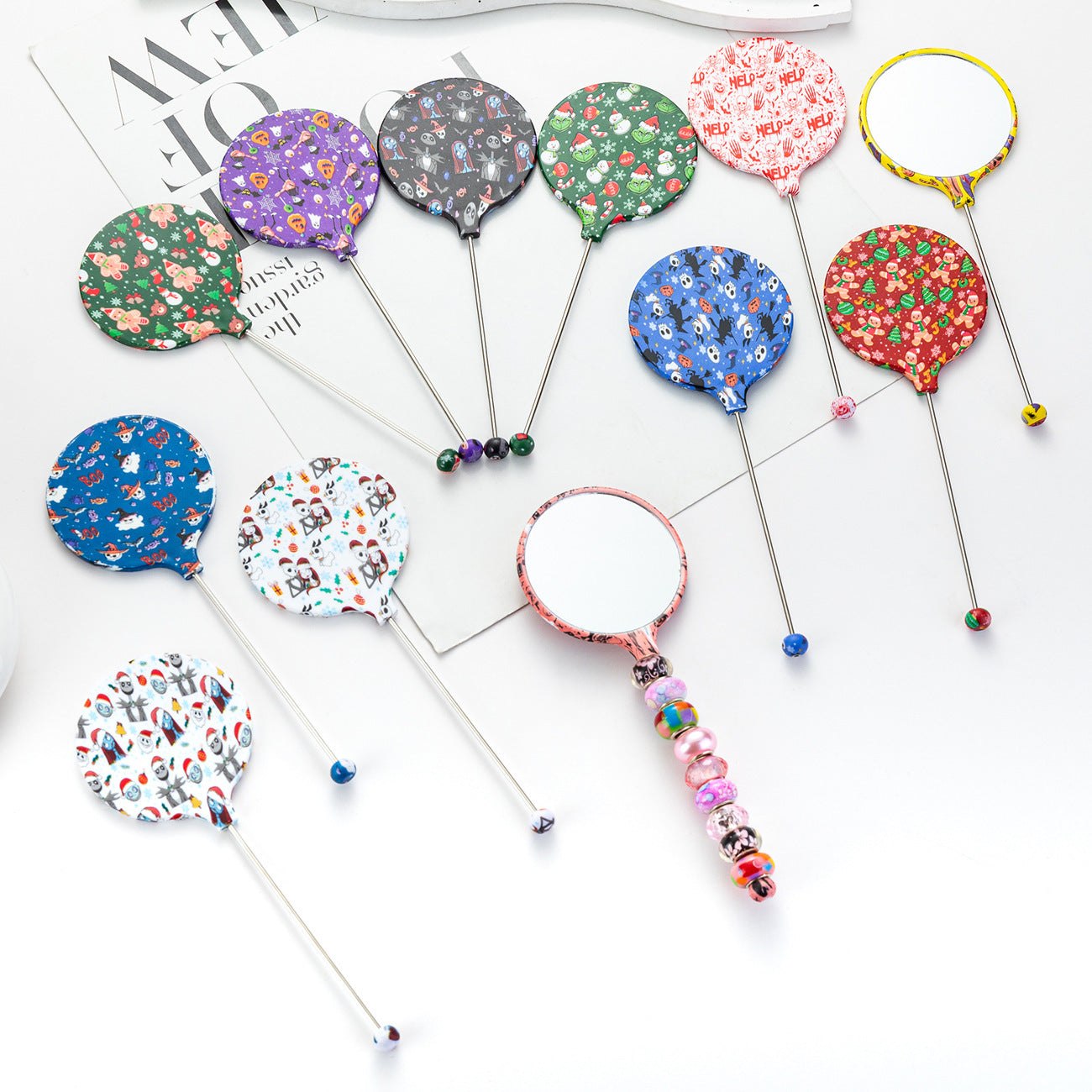 Multi-color hand-held round DIY small mirror, portable high definition mirror hand-held mirror, Christmas and Halloween pattern mirror 14.6 * 5.4CM