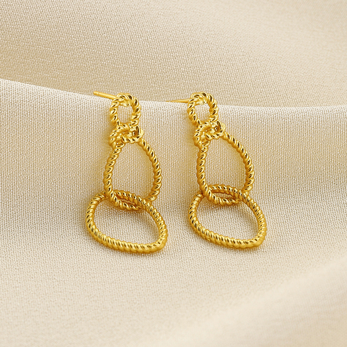 Gold flower earrings, fashionable commuting, versatile, stud earrings, light luxury earrings.