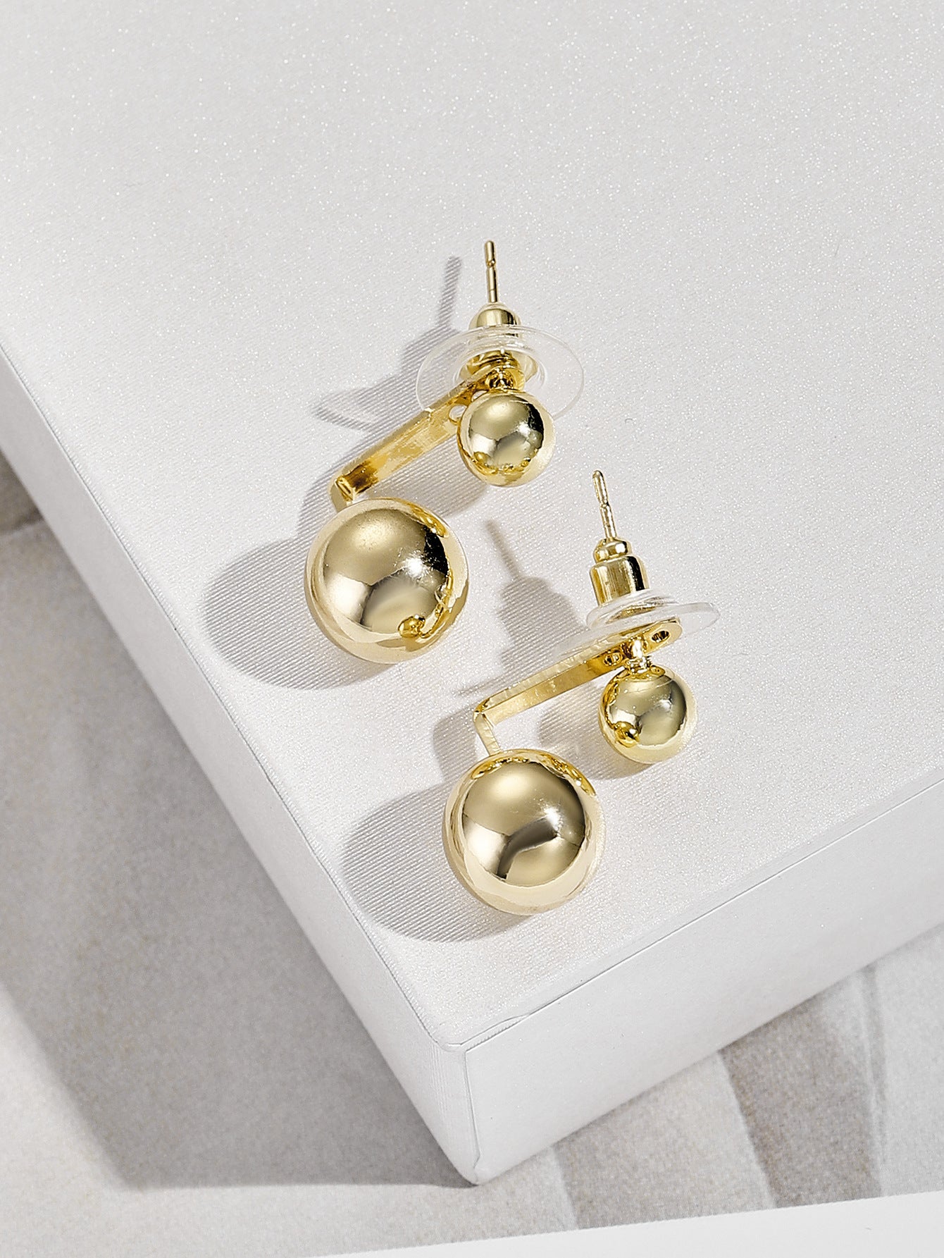 Gold flower earrings, fashionable commuting, versatile, stud earrings, light luxury earrings.