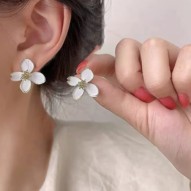 E13,925 Silver Needle Earrings D