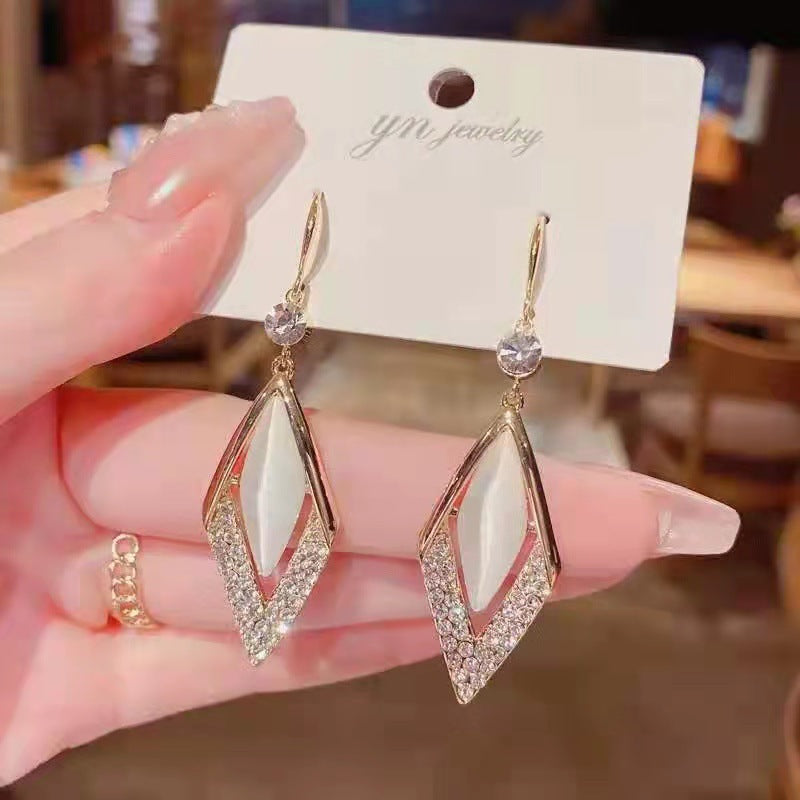 E12,925 Silver Needle Geometric Pearl Earrings G