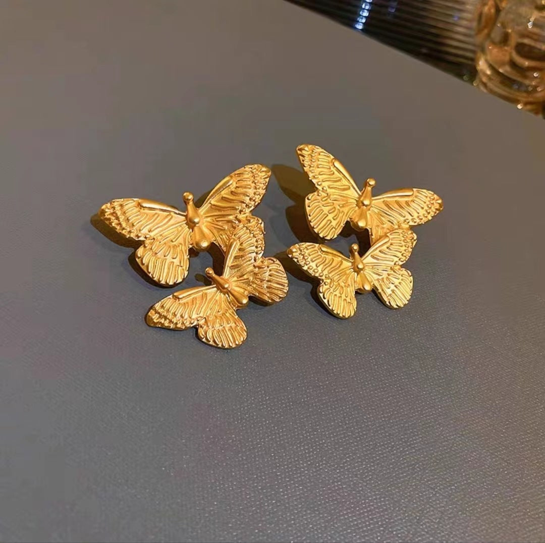 Gold flower earrings, fashionable commuting, versatile, stud earrings, light luxury earrings.
