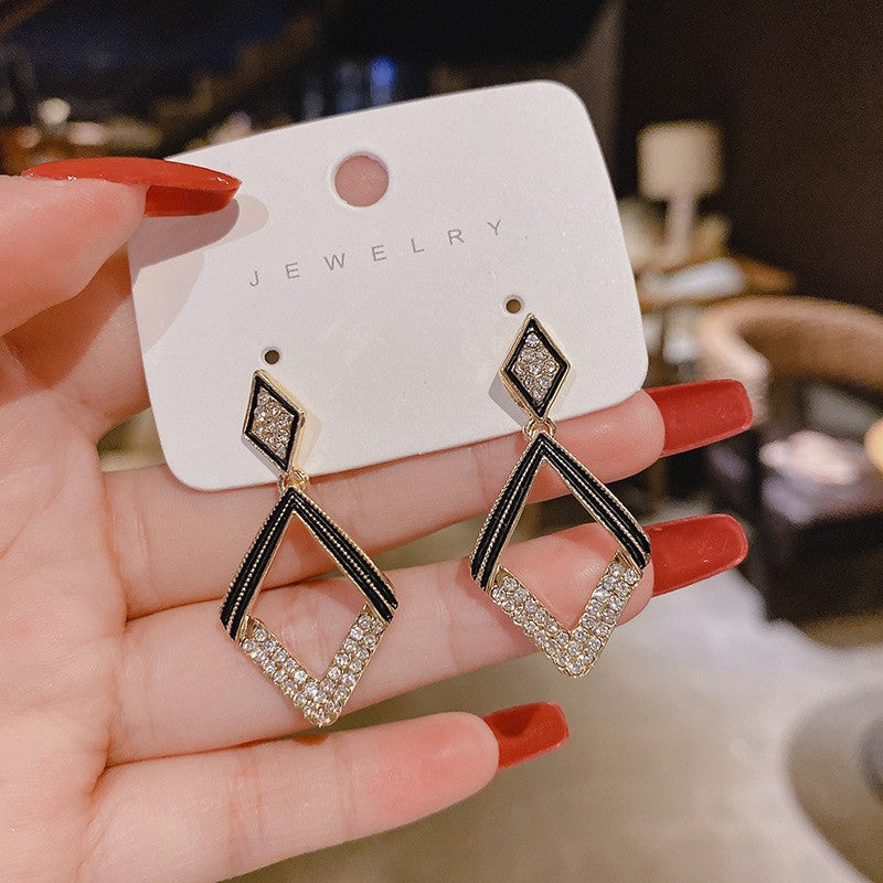 E13,925 Silver Needle Earrings D