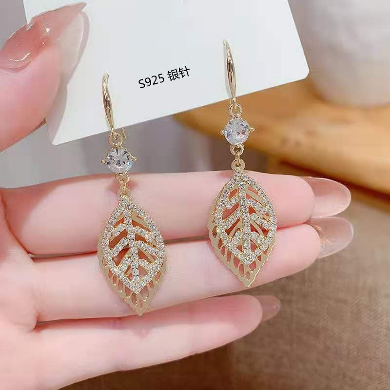 E13,925 Silver Needle Earrings D