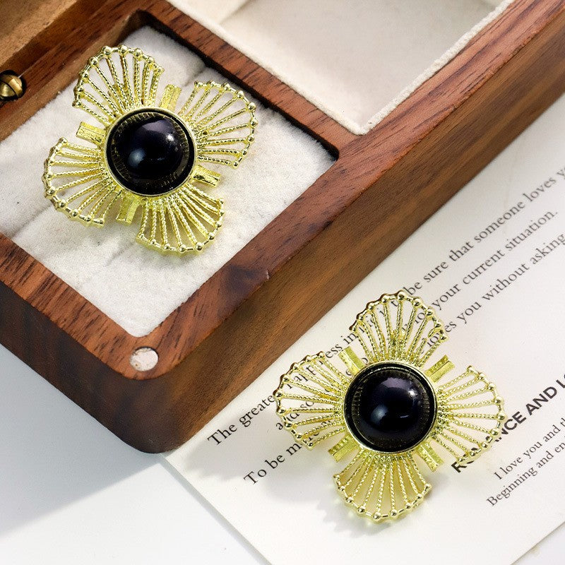 Gold flower earrings, fashionable commuting, versatile, stud earrings, light luxury earrings.