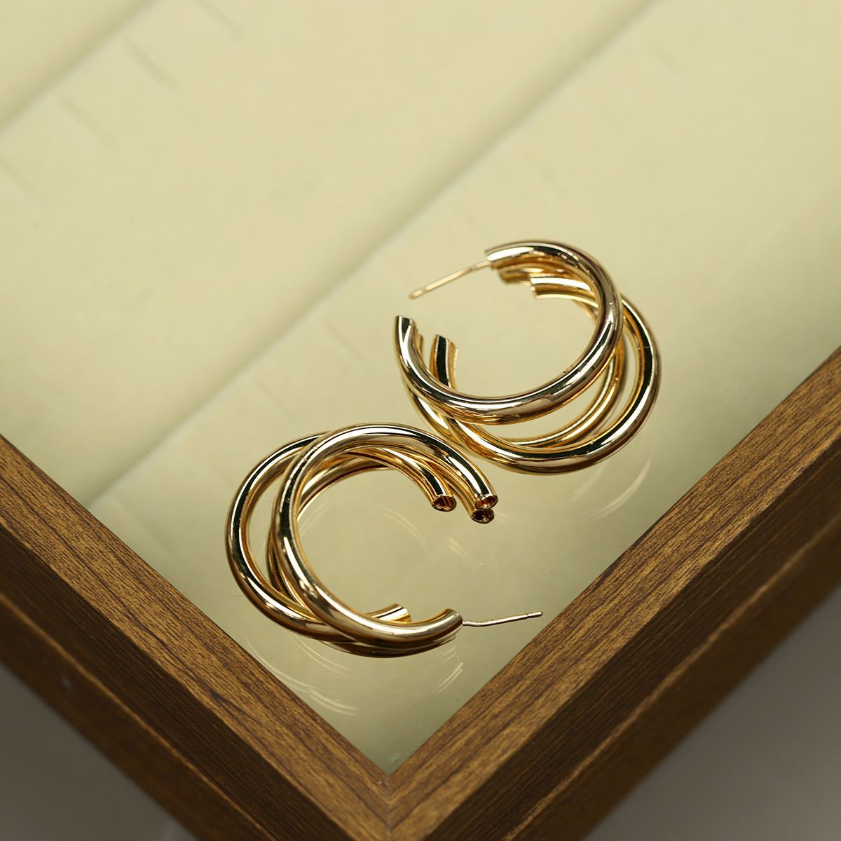 Gold flower earrings, fashionable commuting, versatile, stud earrings, light luxury earrings.