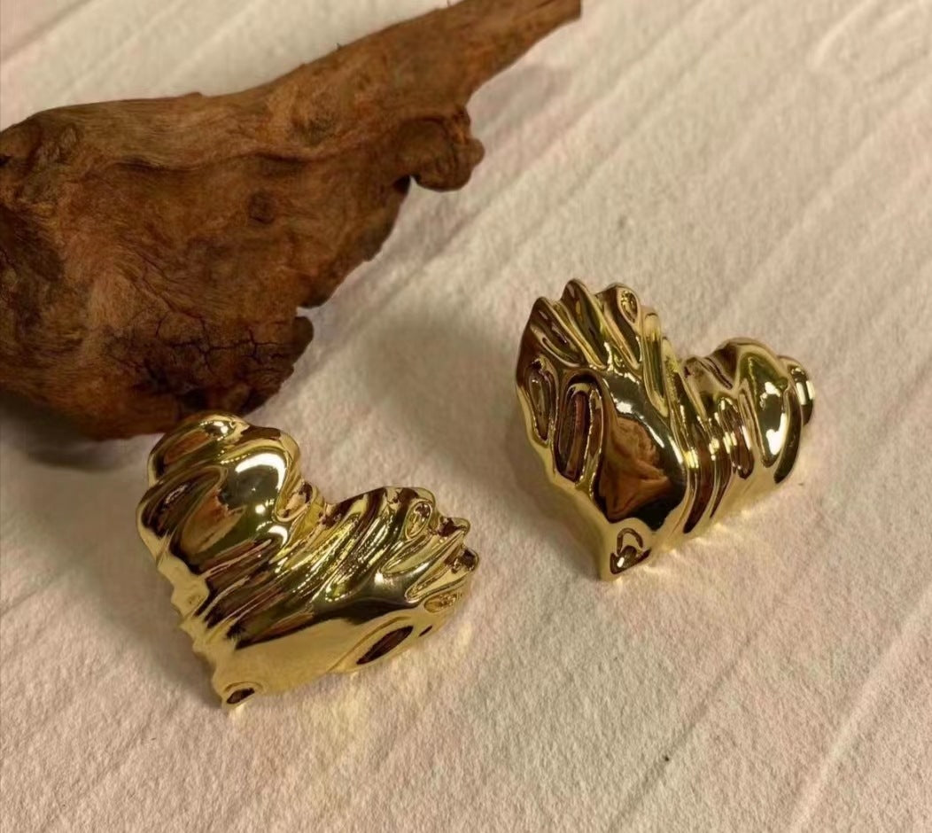 Gold flower earrings, fashionable commuting, versatile, stud earrings, light luxury earrings.