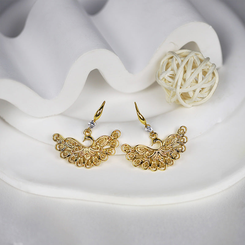 Gold flower earrings, fashionable commuting, versatile, stud earrings, light luxury earrings.