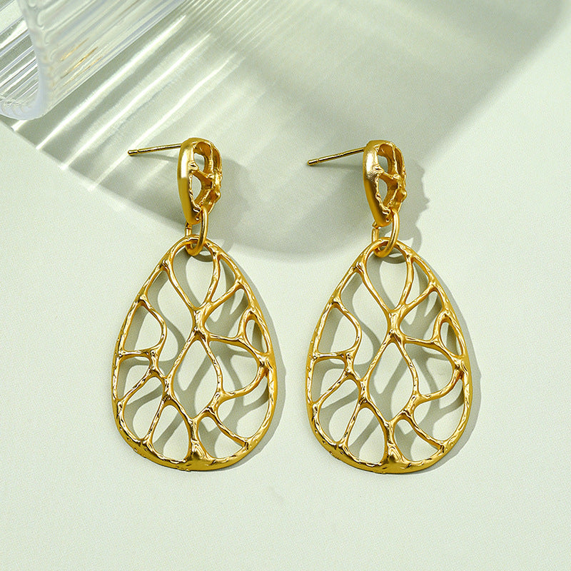 Gold flower earrings, fashionable commuting, versatile, stud earrings, light luxury earrings.