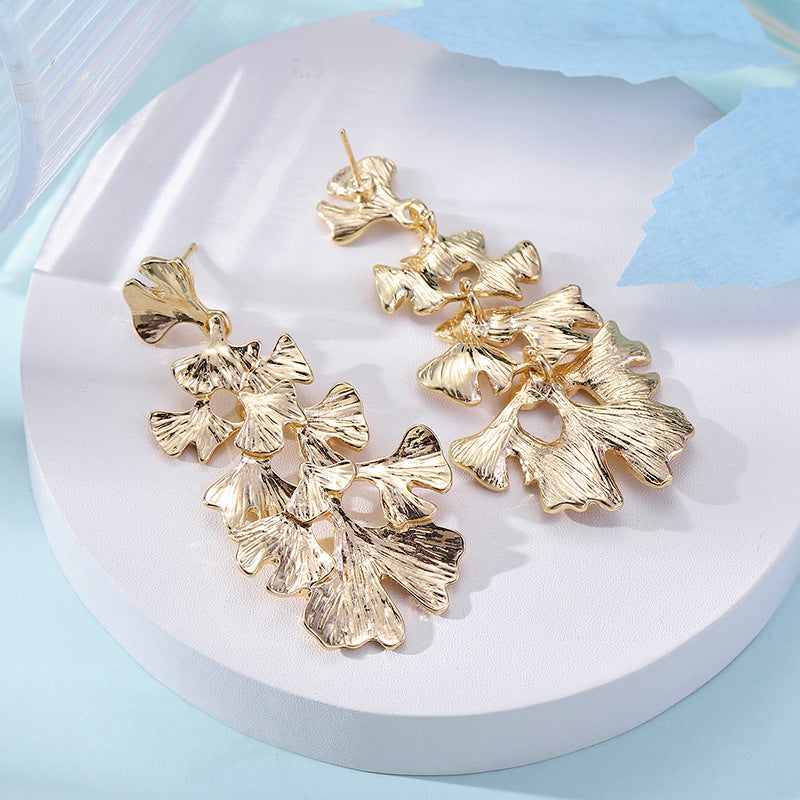 Gold flower earrings, fashionable commuting, versatile, stud earrings, light luxury earrings.
