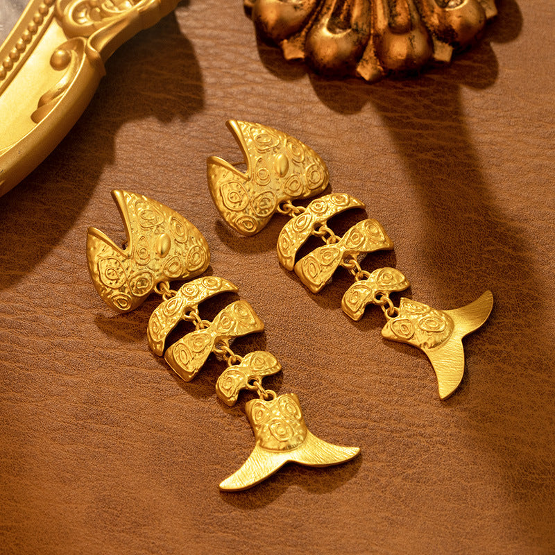 Gold flower earrings, fashionable commuting, versatile, stud earrings, light luxury earrings.