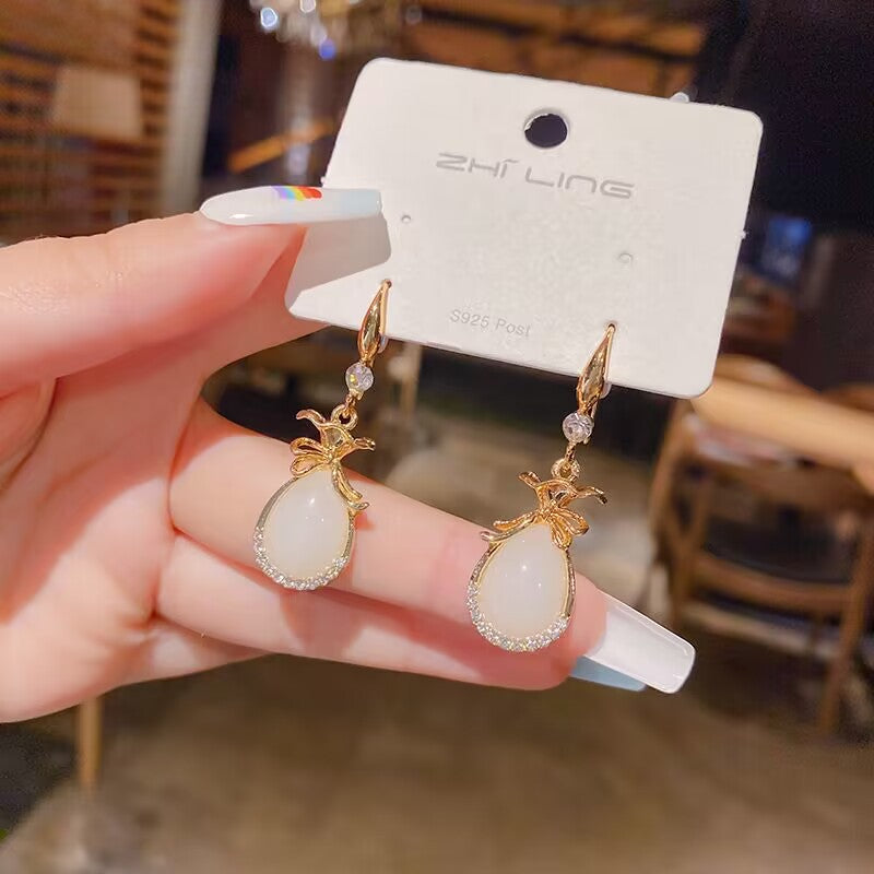 E13,925 Silver Needle Earrings D